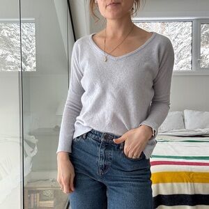 Brodie 100% cashmere Light icy blue V-Neck Sweater